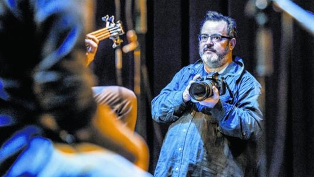 Xavier Mercadé, con su inseparable cámara durante un concierto en el Born, el pasado viernes.