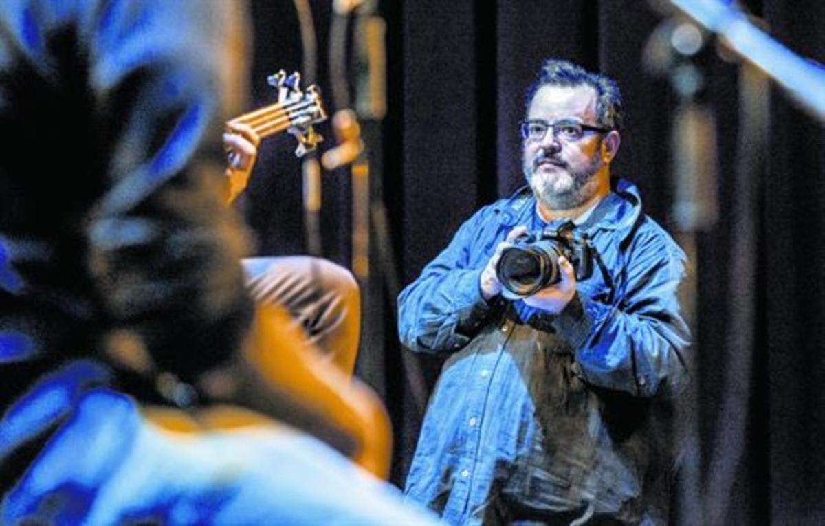 Xavier Mercadé, amb la seva inseparable càmera durant un concert al Born, divendres passat.