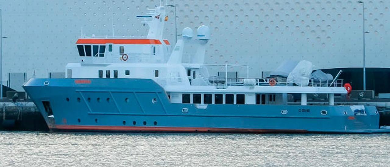 El yate &#039;Genesia&#039;, atracado en el muelle Sanapú del Puerto de La Luz, ayer.