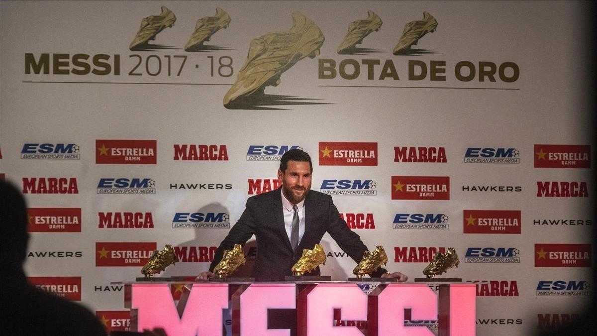 Messi posa con las cinco Botas de Oro que le acreditan como el máximo goleador europeo.