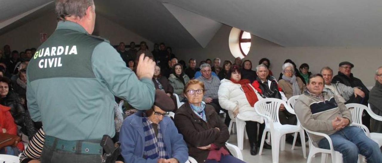 El capitán de Pravia, Antonio Justo, dirigiéndose a los vecinos de Oviñana durante la charla de ayer.