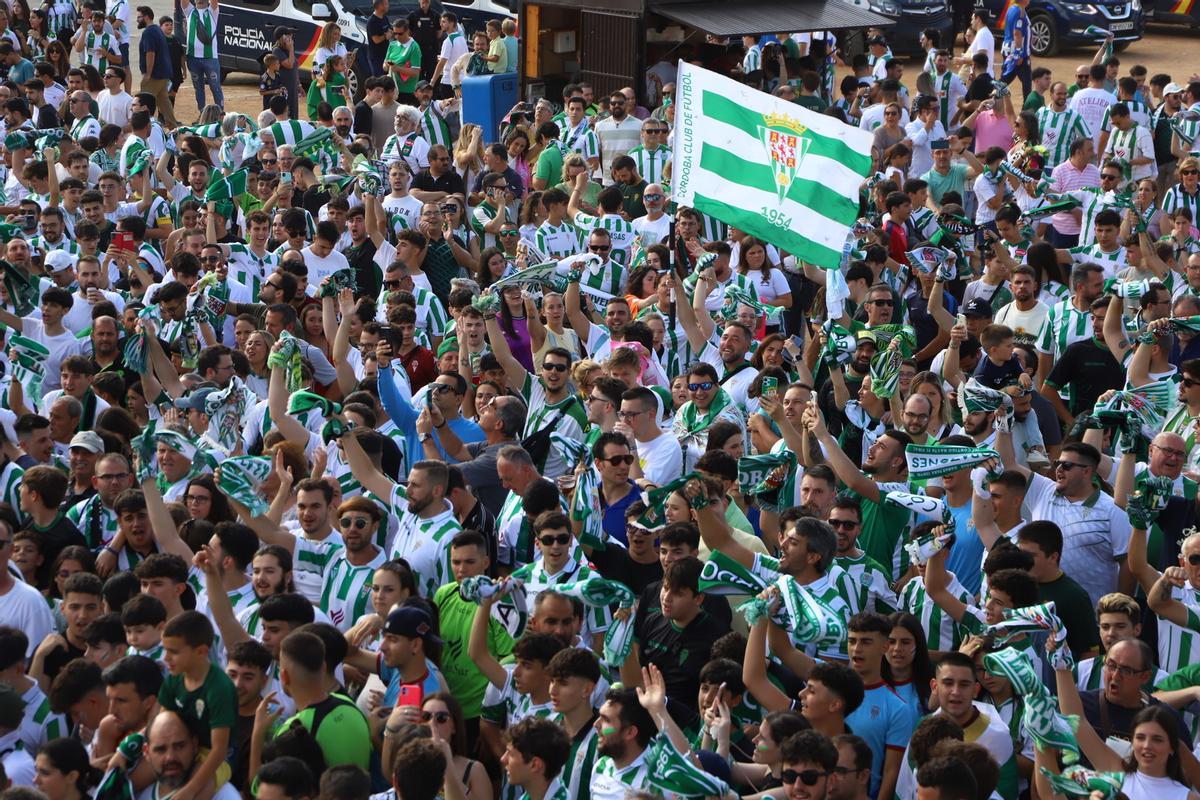 Córdoba CF-Ponferradina | El espectáculo de los aficionados en la Fan Zone de El Arcángel