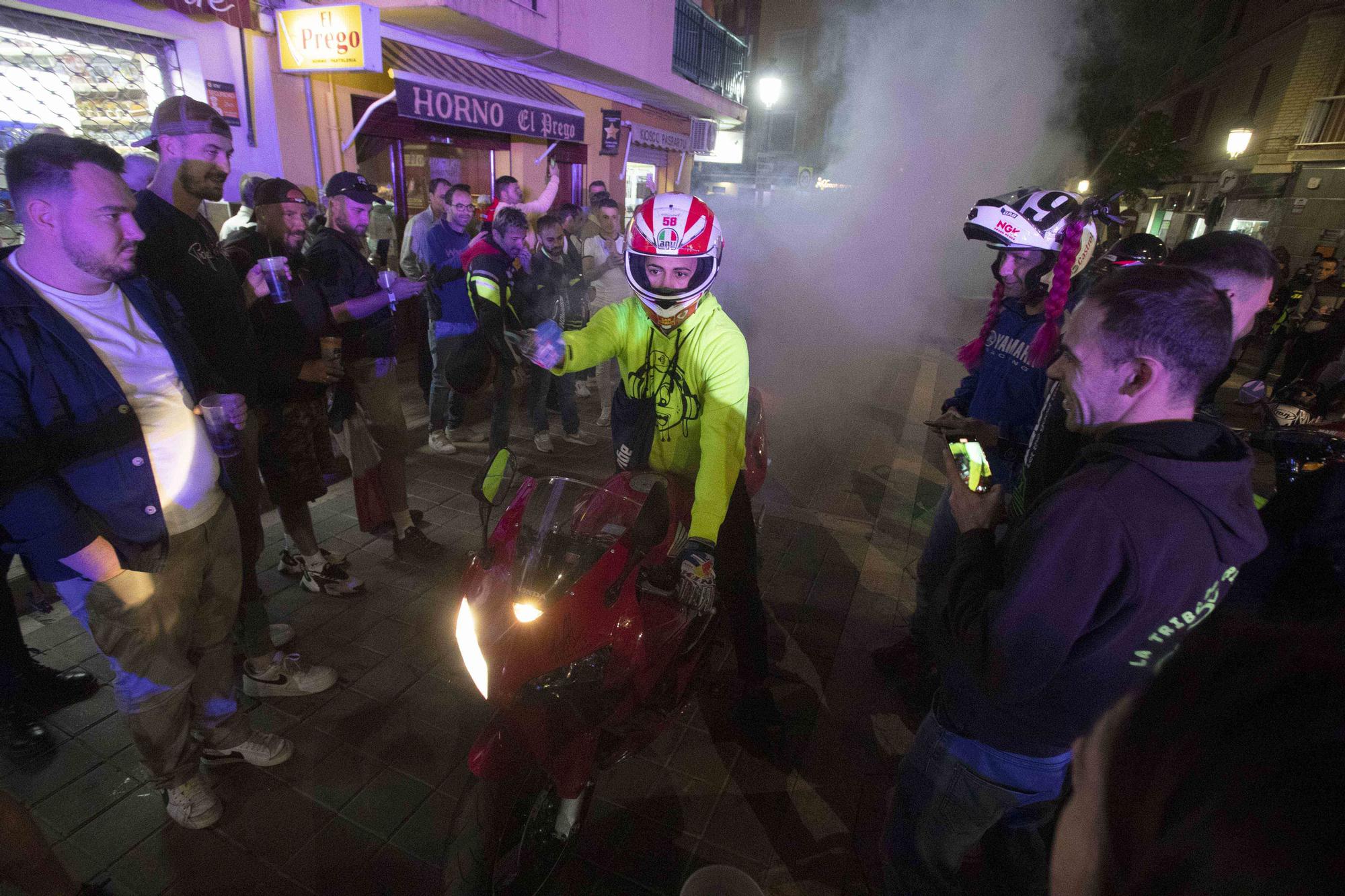 Las calles de Cheste vibran con los aficionados a las motos