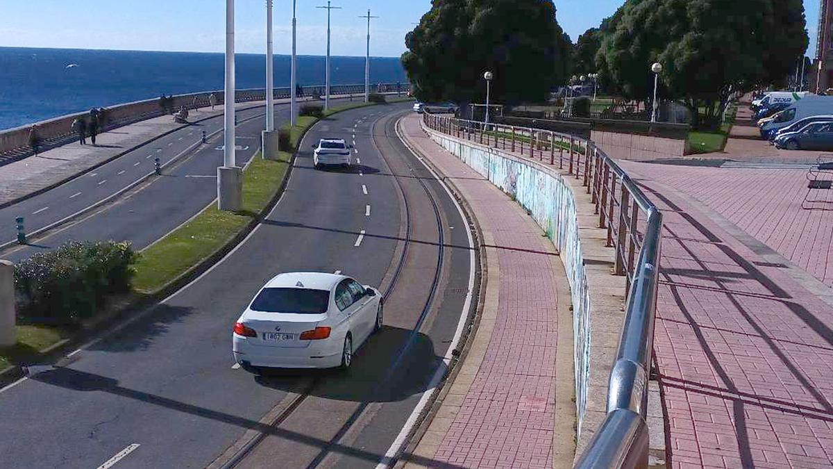 Raíles del tranvía en el paseo marítimo, antes de su supresión.