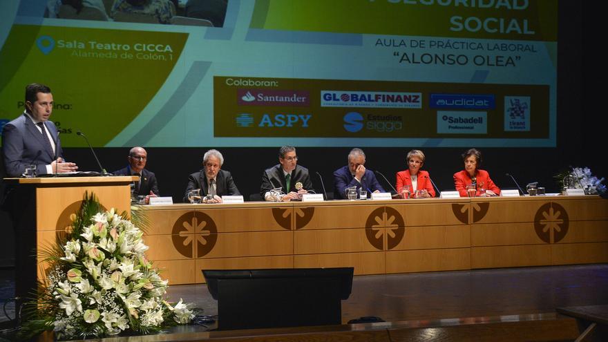 Torres alaba a los graduados sociales por proteger el empleo pese al Covid