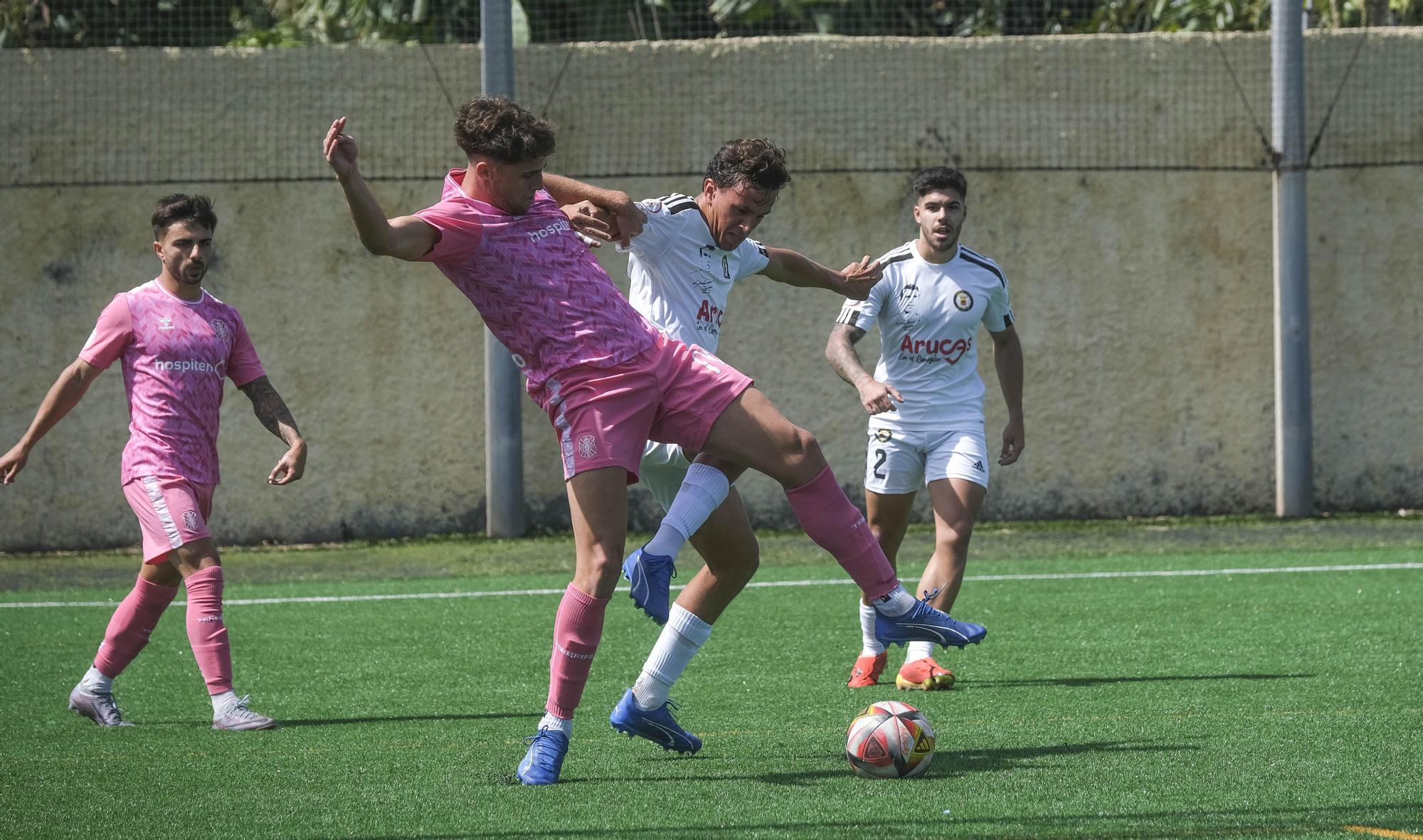 Imágenes del encuentro disputado por el Arucas y el CD Tenerife B, de Tercera División.