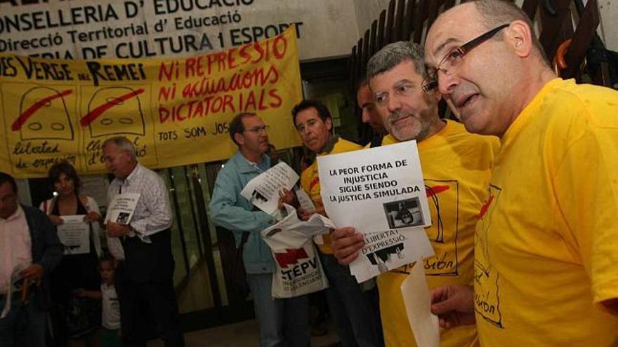 Miembros de la Plataforma ayer ante Educación en Alicante.