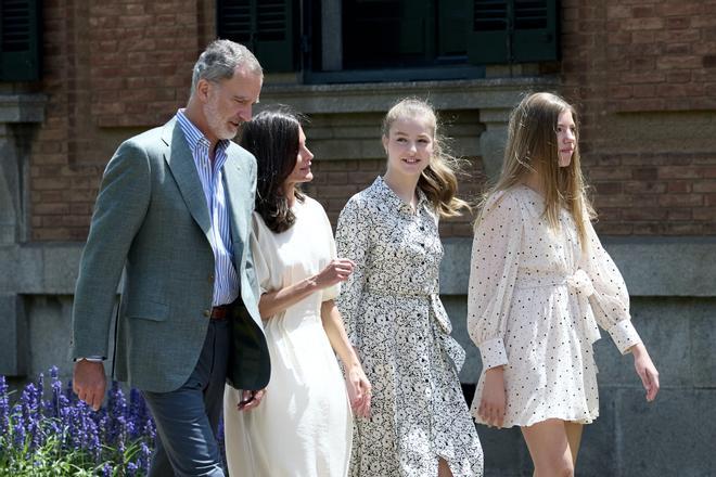 Leonor junto a su familia y su graduación en Gales