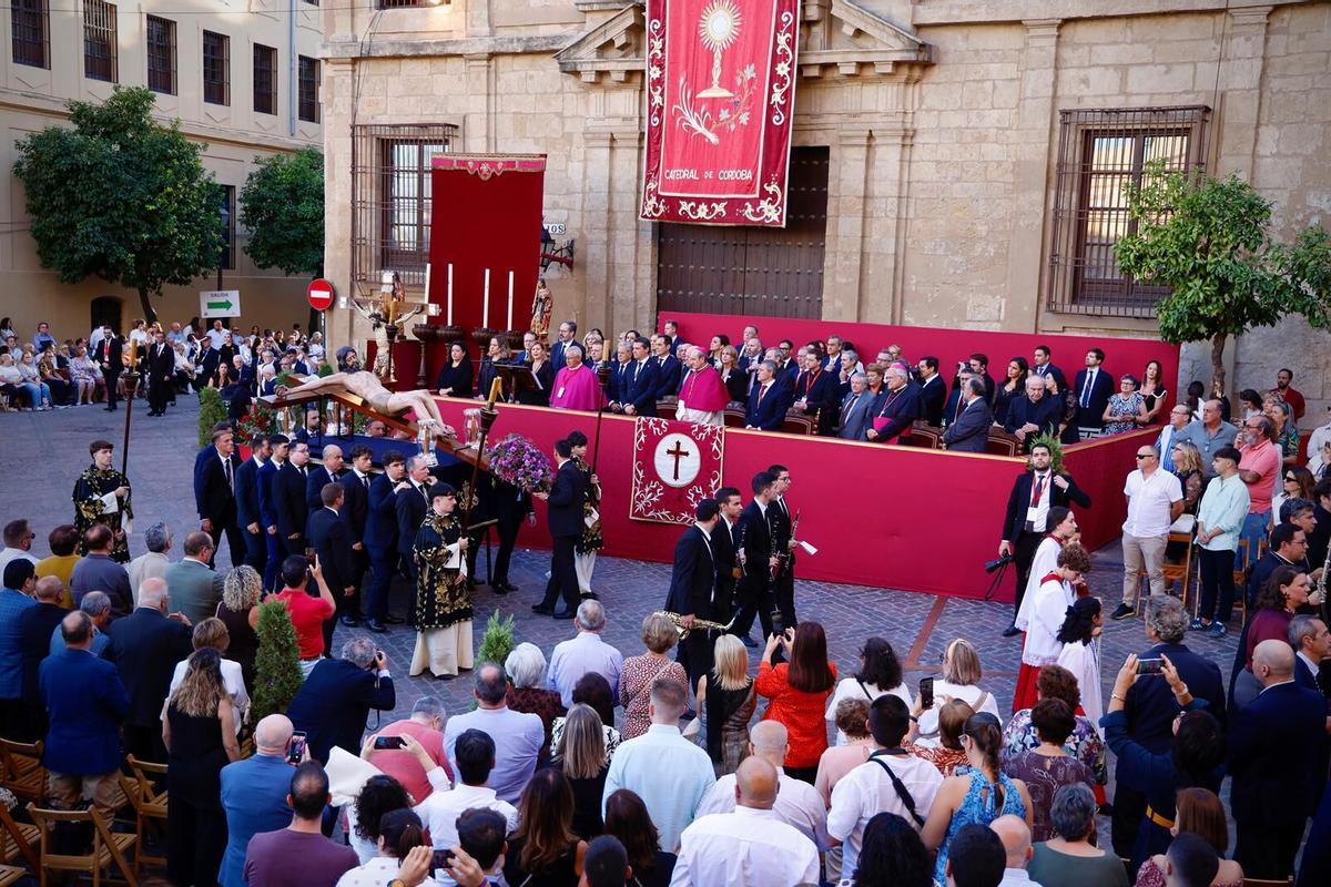 Palco de autoridades en la carrera oficial del Magno Vía Crucis, el pasado sábado.