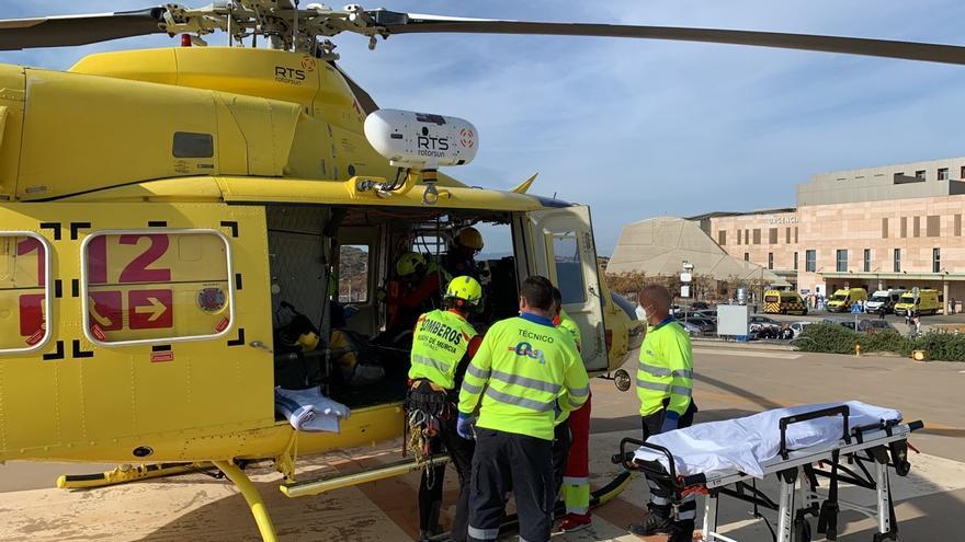 Rescatan en helicóptero a una senderista herida grave en el monte Roldán