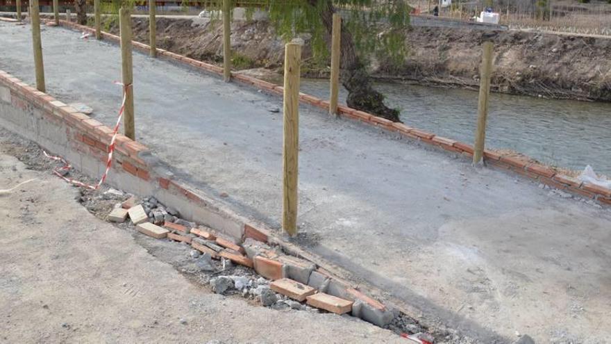 Los vándalos han causado importantes daños en la rampa de acceso al nuevo puente de La Presa.