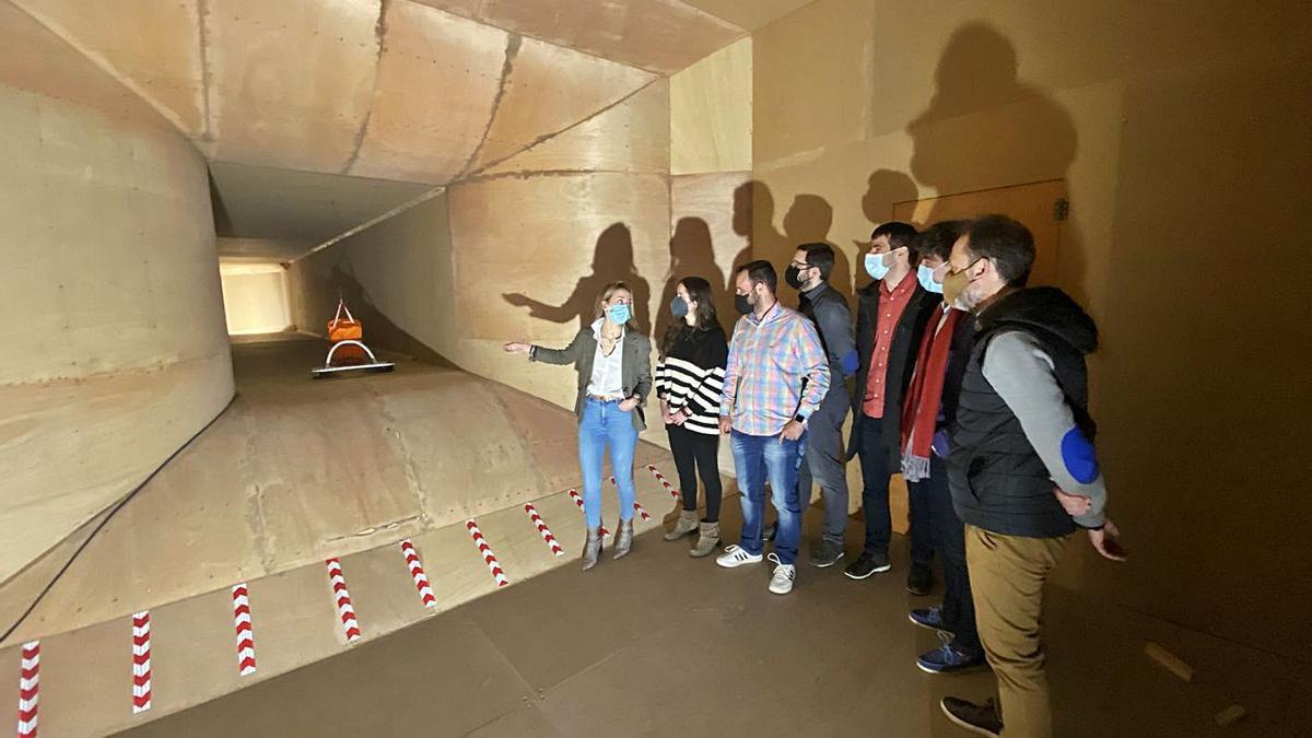 Los profesores Antonio Navarro y Eduardo Álvarez, junto a alumnos e investigadores en la zona de ensayo del túnel de viento de la Politécnica de Mieres. | Vivas