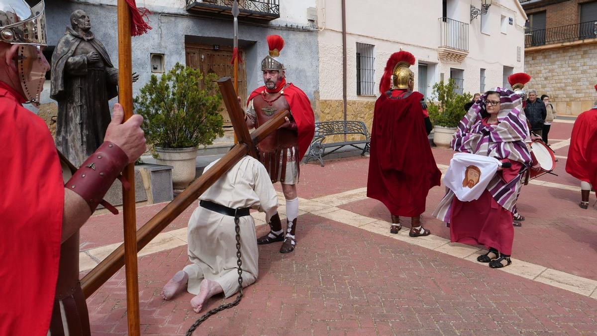 Representación de una de las caídas de Jesucristo cargado con la cruz, con el monumento de Sant Pasqual como testigo inmóvil.