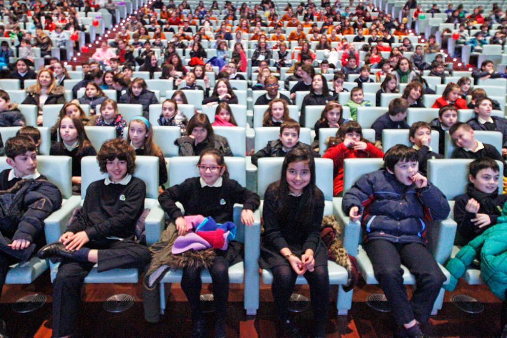 Estudiantes de diez colegios de Vigo y Chapela entrevistan a Chus Lago, Vlado Gudelj y Óscar Pereiro y presencian la transformación de su trabajo en una doble página del diario decano