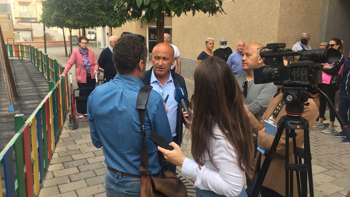 El portavoz de Izquierda Unida-Verdes, Pedro Sosa, durante la rueda de prensa que ofreció rodeado de vecinos en San Diego.