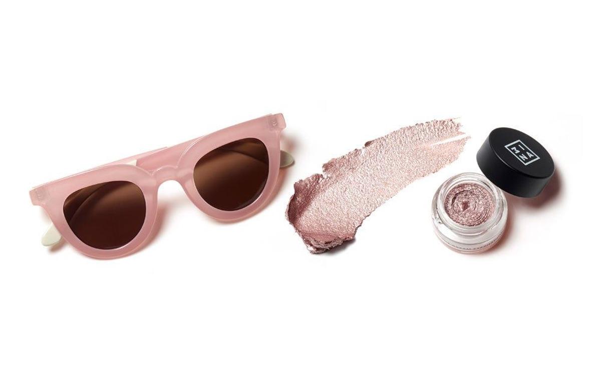 Gafas de sol rosa palo de Mr.Boho y sombra de ojos del tono 312 de 3INA Makeup