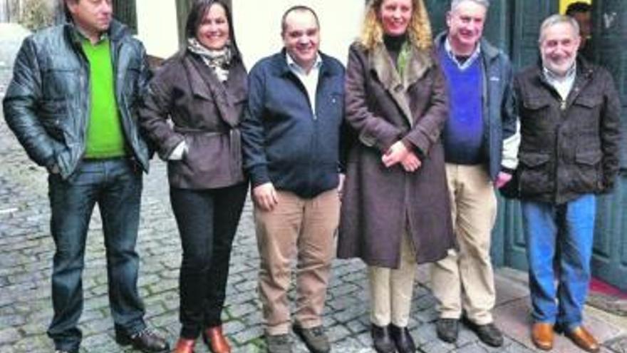 Noemí Martín, tercera por la derecha, con los miembros de IU de Cangas.