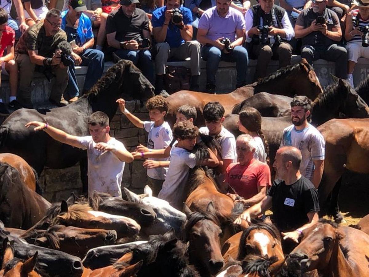 La cantera aloitando con los veteranos. | // BERNABÉ/JAVIER LALÍN