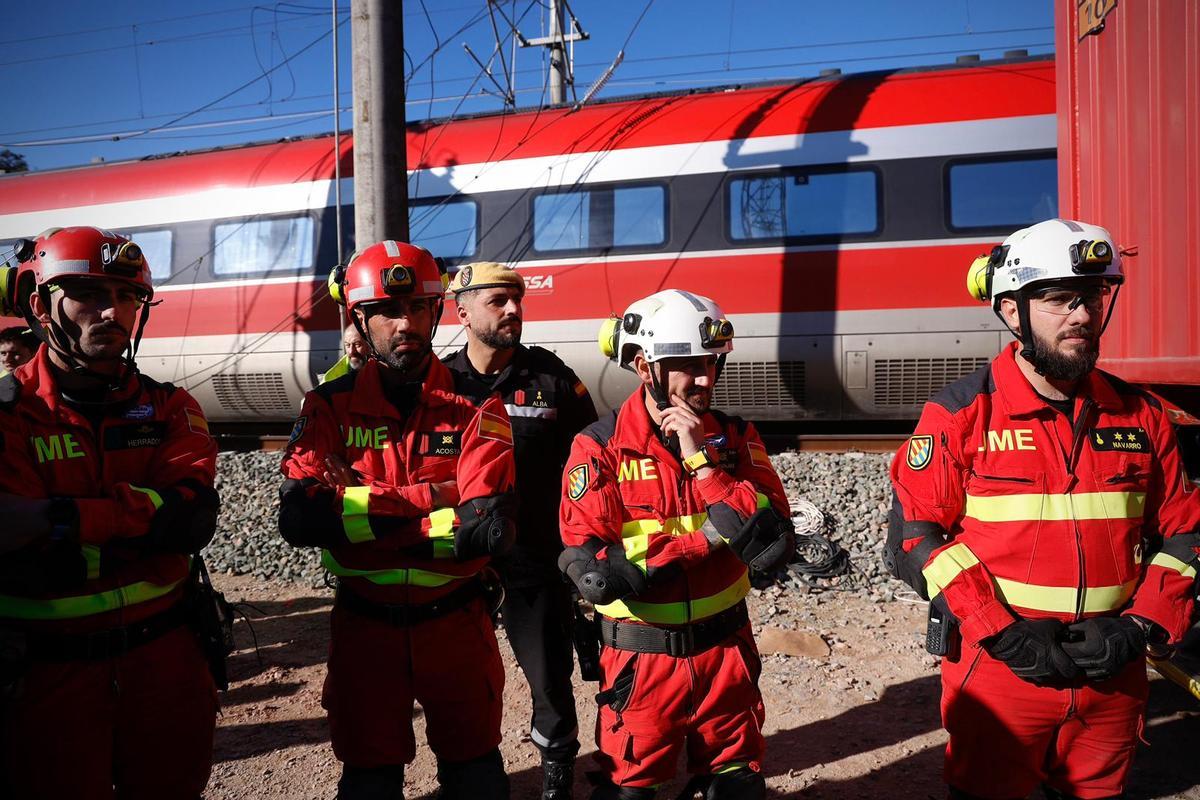 Miembros de la UME junto al tren Iryo siniestrado.