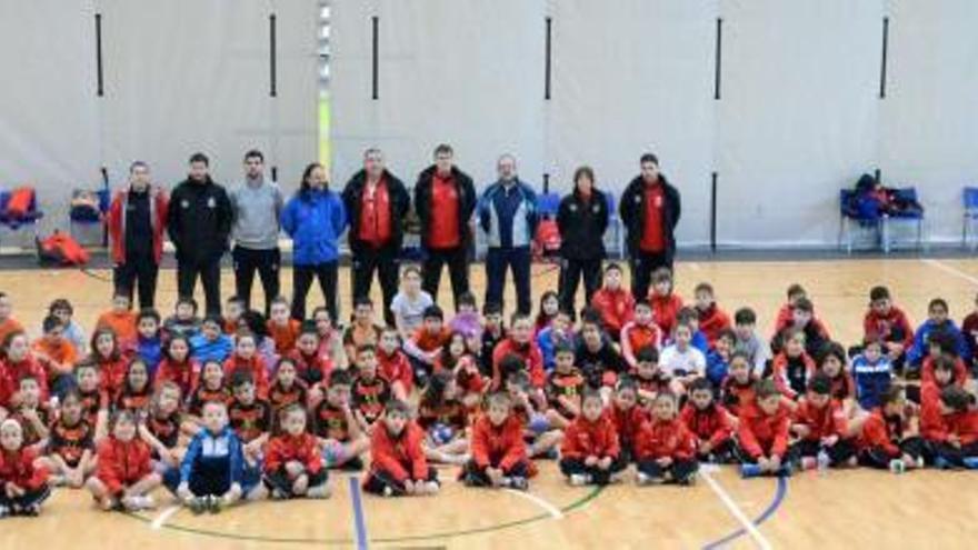 Foto de familia de la primera concentración escolar de balonmano celebrada el pasado fin de semana en el Lalín Arena con la presencia de más de un centenar de niños.