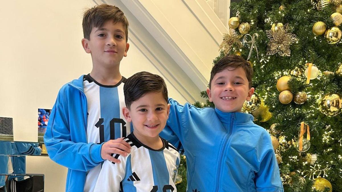 Los tres hijos de Leo Messi, Thiago, Mateo y Ciro, ya están a punto para animar a Argentina en el Mundial de Qatar