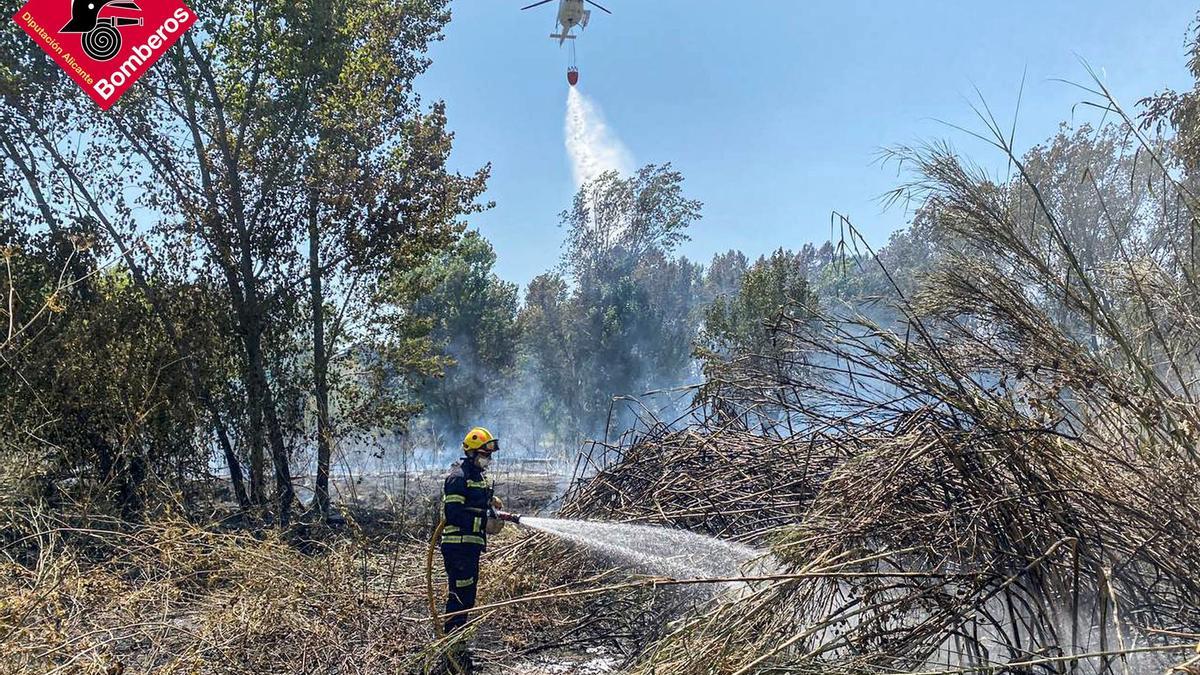 Un helicóptero de los bomberos extingue el incendio en Beniarrés.