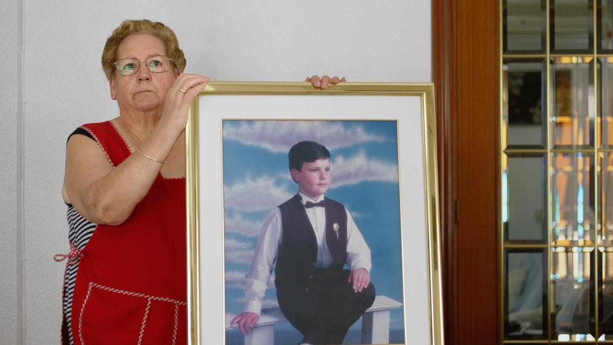 La madre de Niño de Elche, con una foto de su comunión.