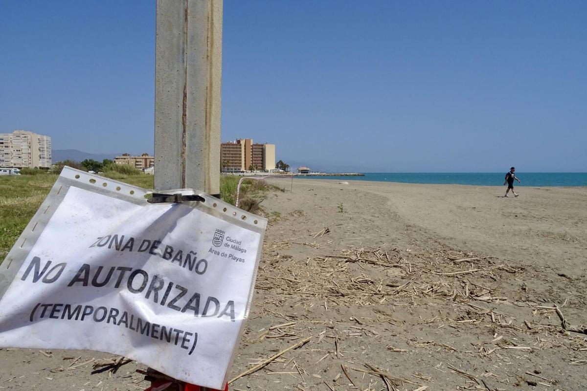 MLG 22-04-2026.-Vista de la playa de Arraijanal en Guadalmar, donde el ayuntamiento de la capital ha cerrado la playa por vertidos de aguas fecales