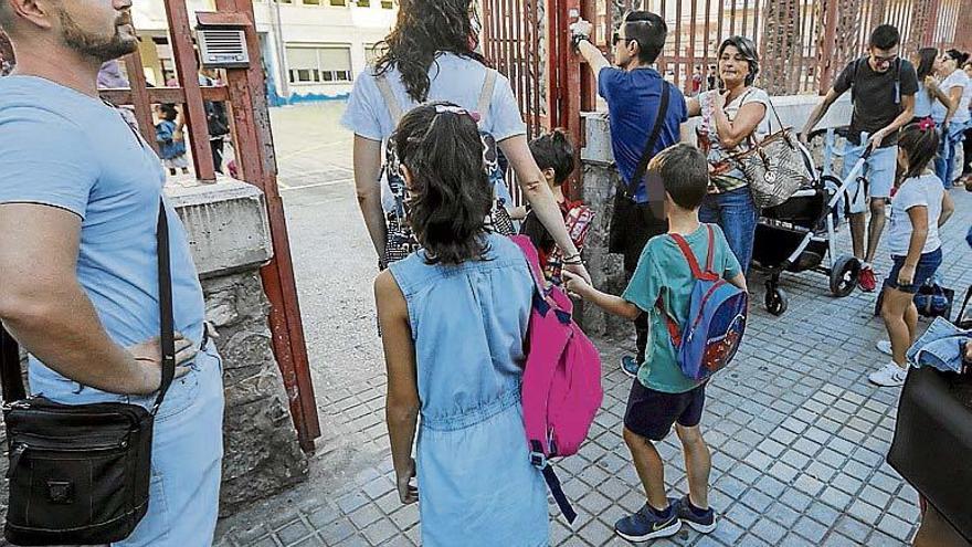 Alumnos en el inicio del curso el pasado lunes en Elche.