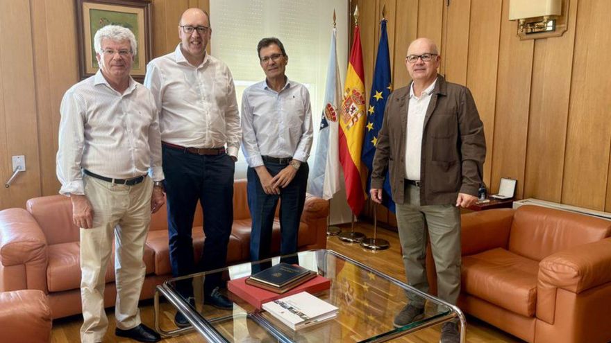 Eladio Santos, con miembros del Clúster de la Pizarra. | |