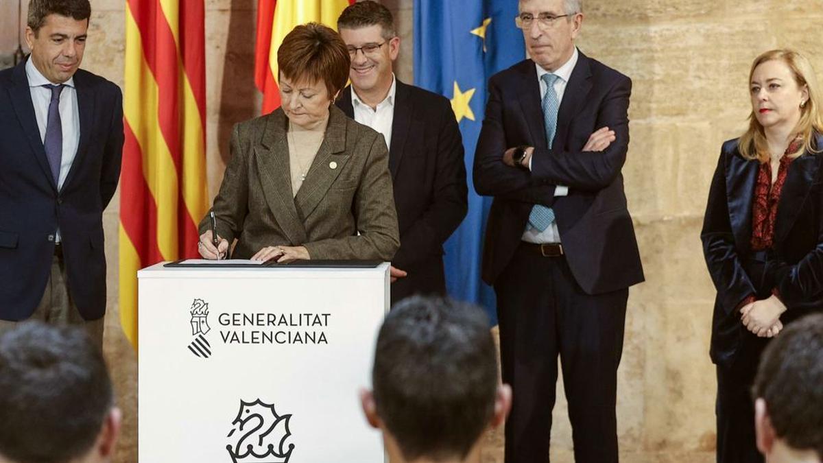 Firma del protocolo de intenciones para la implantación de Veterinaria en Ontinyent.