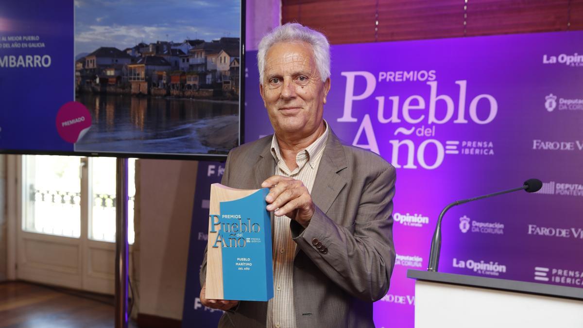 El alcalde de Poio, Luciano Sobral, recoge el galardón durante la gala de entrega de premios.