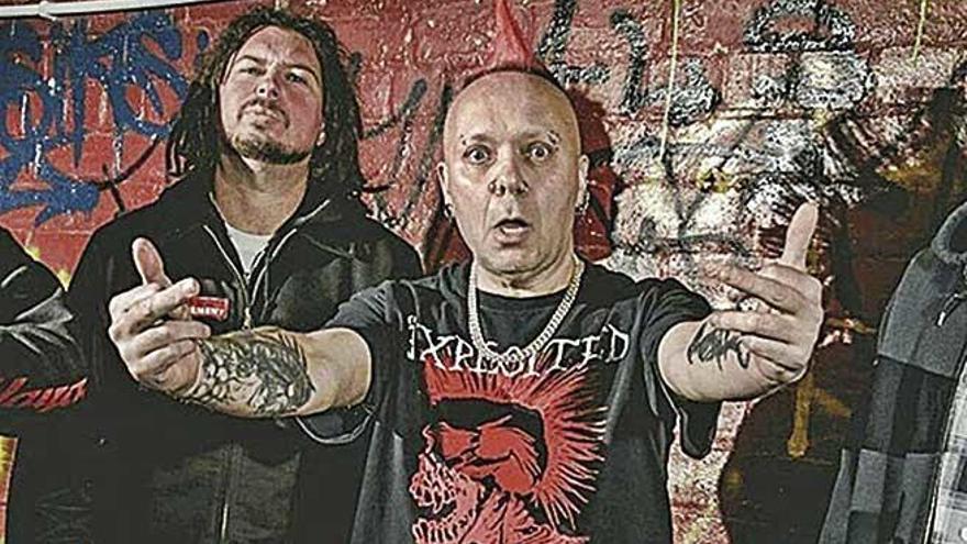 El vocalista de la banda, Wattie Buchan, tiene que pasar por quirófano.