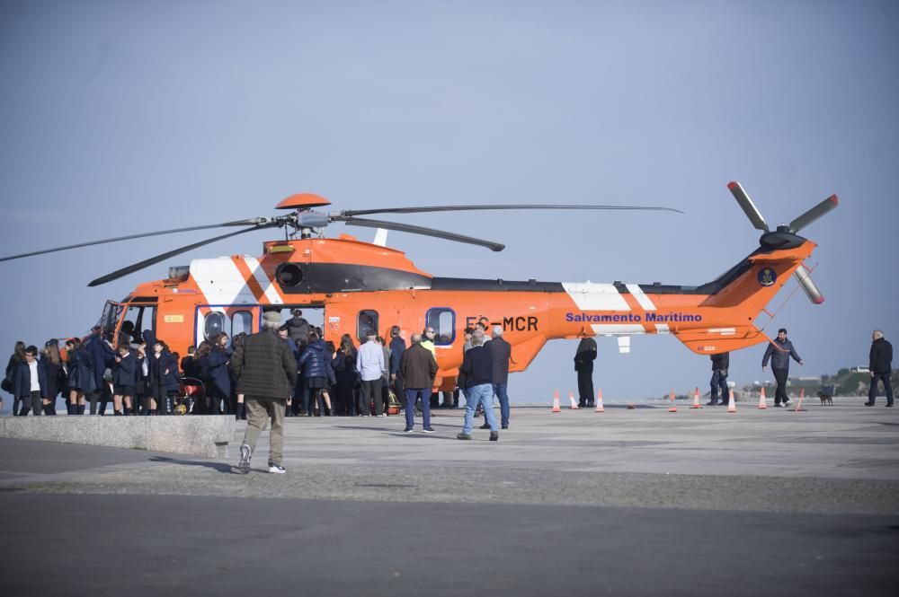 La conmemoración este año del 25 aniversario de la creación de la Sociedad de Salvamento Marítimo lleva a celebrar en A Coruña una jornada de puertas abiertas de tres de sus medios de rescate.