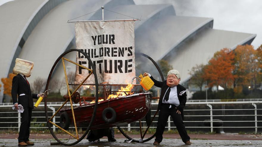 Activistes d&#039;Ocean Rebellion davant de l&#039;edifici on tindrà lloc la COP 26