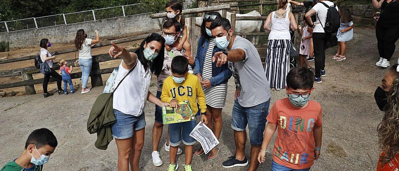 Grupos de participantes de la actividad de escape en el Vigozoo con sus familiares.  | FOTOS: PABLO  HERNÁNDEZ