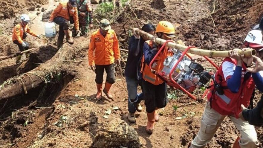 Aumentan a 70 los muertos en la avalancha de tierra en Indonesia