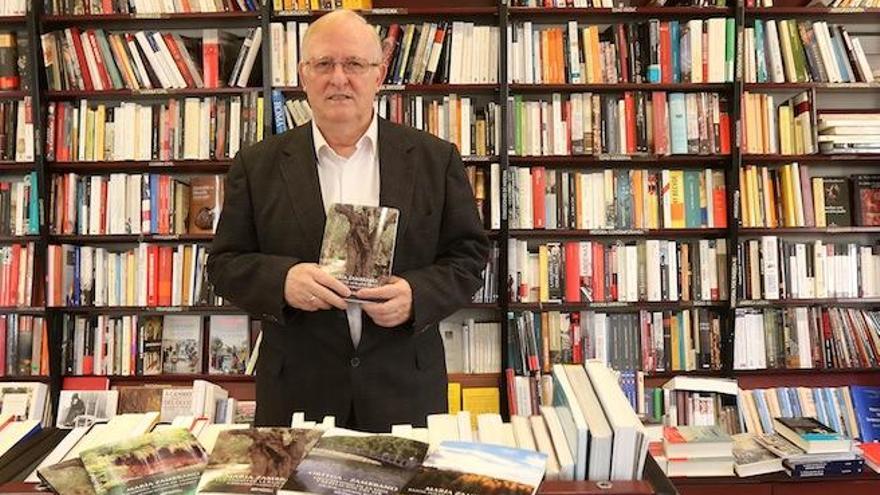 Gregorio Gómez, con los libros de la colección sobre María Zambrano, esta semana en la librería Proteo.