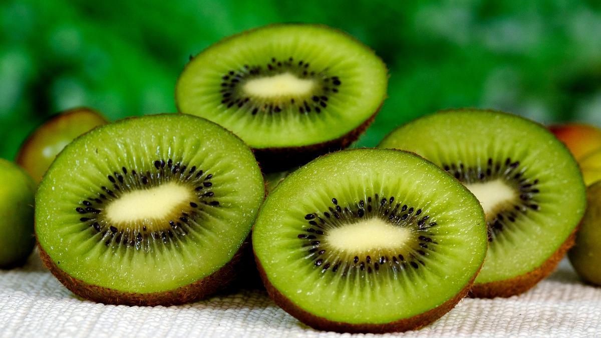 El kiwi tiene mucha fibra y muy pocas calorías por lo que es ideal para perder peso.