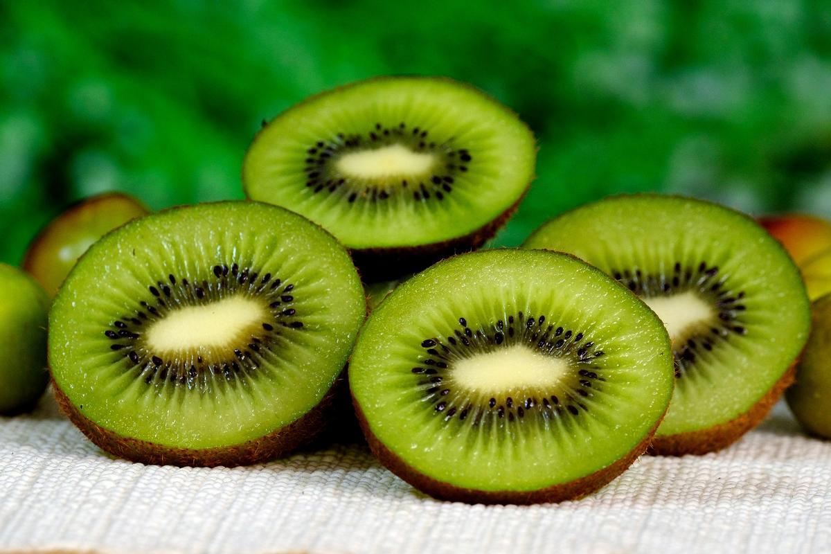 El kiwi tiene mucha fibra y muy pocas calorías por lo que es ideal para perder peso.