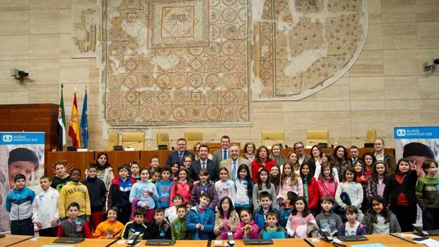 Setenta y cinco niños ejercen de diputados en la Asamblea de Extremadura