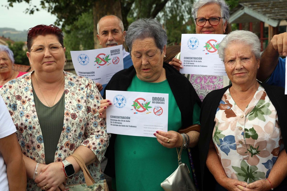 Vecinos asistentes a la concentración de Trabanca Badiña.