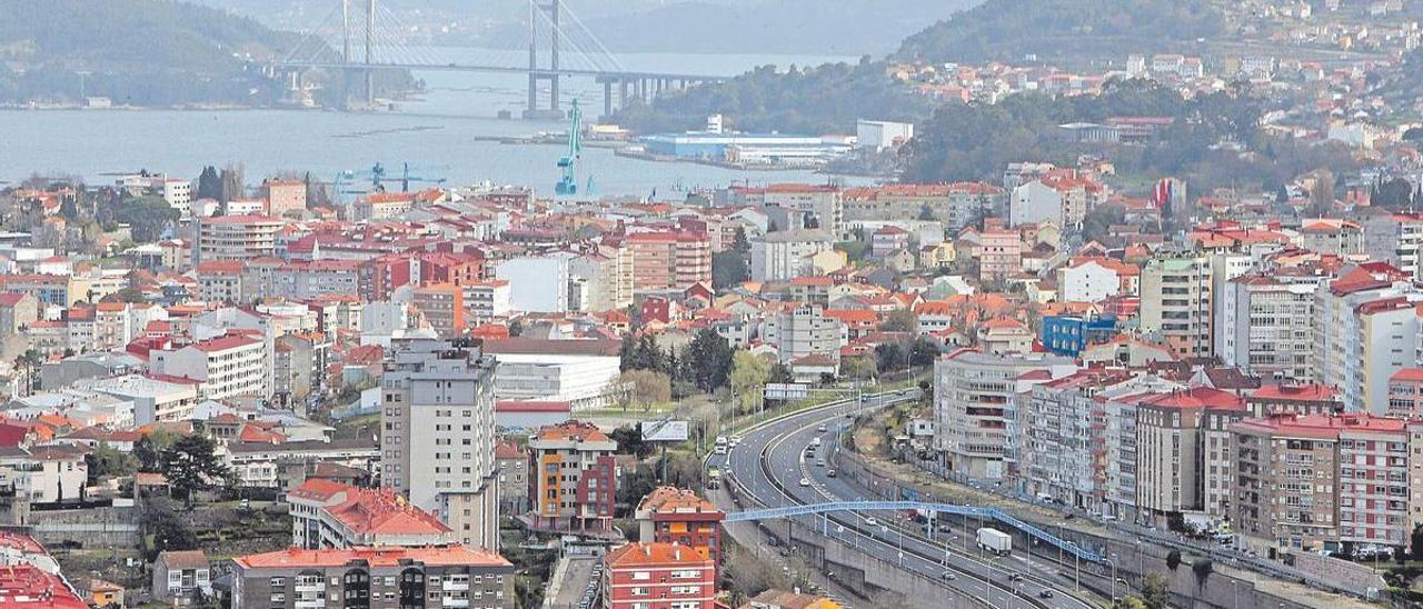 Vista general del acceso a Vigo, con el Puente de Rande al fondo