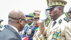 El general Brice Oligui Nguema (a la derecha) es condecorado por el primer ministro de Gabón Alain Claude Bilie Bie Nze el pasado 16 de agosto de 2023.