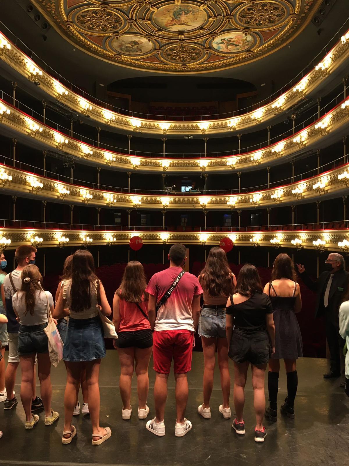 Varios jóvenes de espaldas en el Teatro Principal de Zaragoza