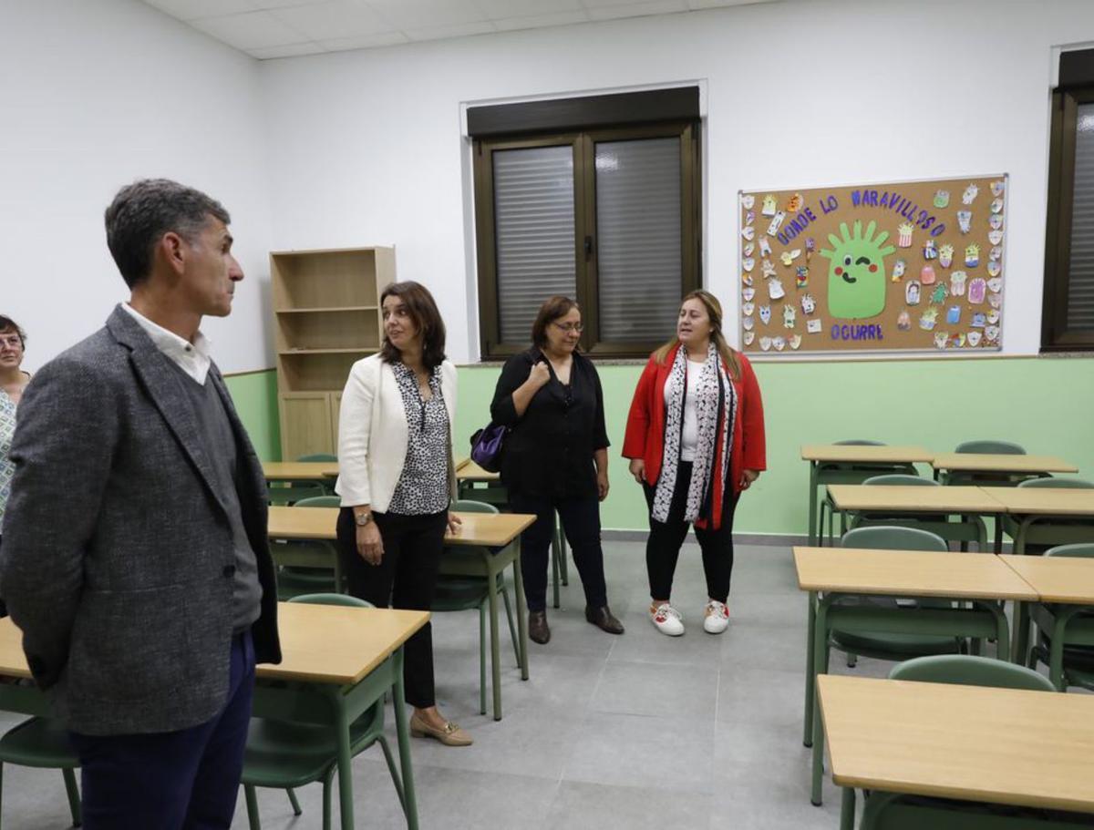 La comitiva, en un aula del centro educativo. | Marcos León
