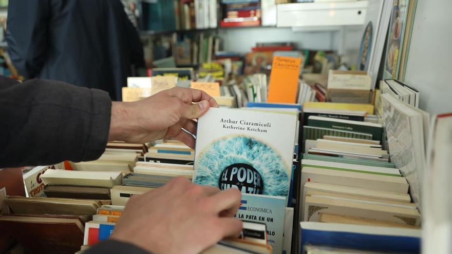 Todas las firmas de la Feria del Libro de Madrid 2026: horarios, casetas, autores confirmados y cómo llegar