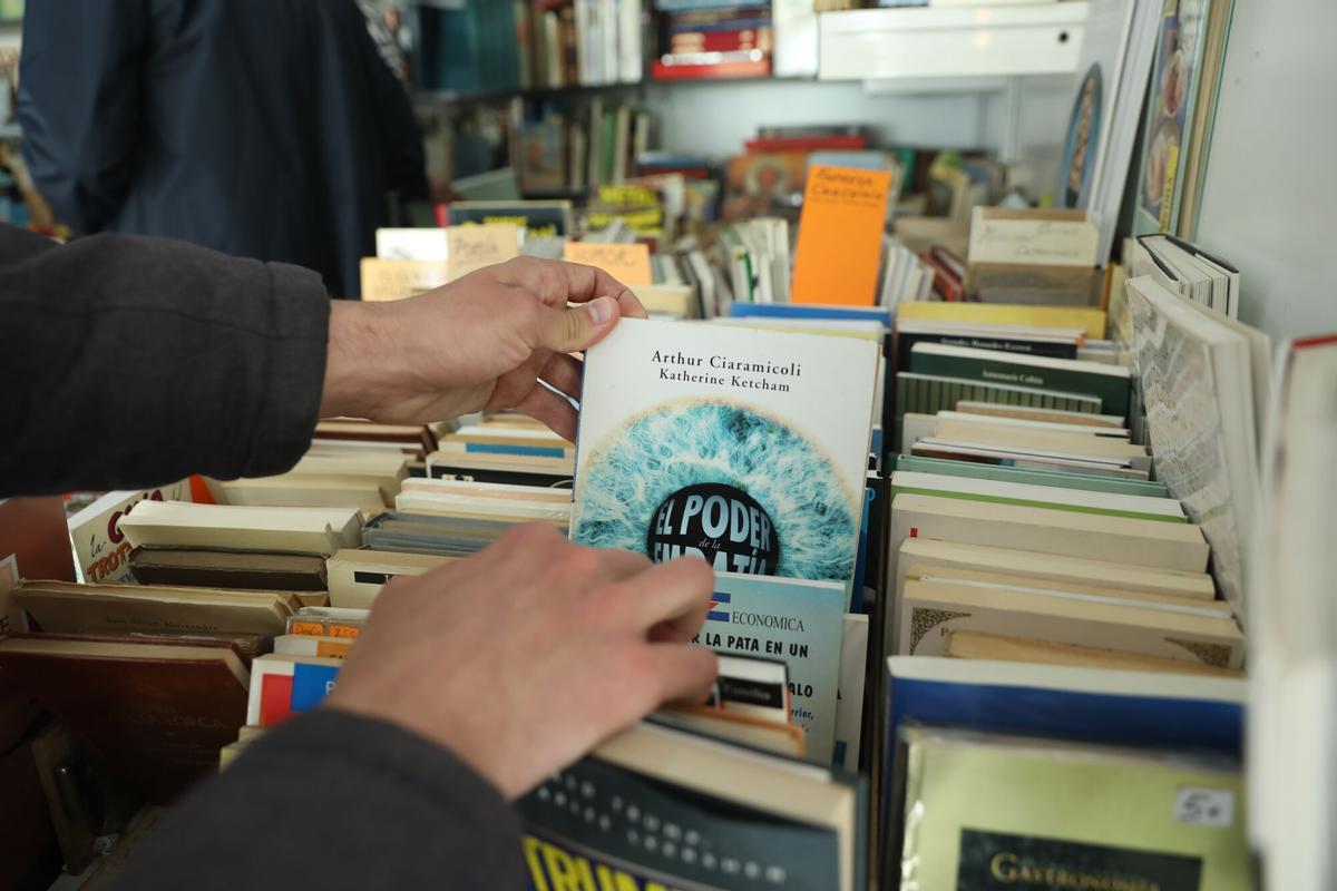 Un hombre observa varios libros en una de las casetas de la 44ª edición de la Feria del Libro Antiguo, en el Paseo de Recoletos, a 5 de mayo de 2022, en Madrid (España). La Feria, organizada desde 1977 por la Asociación de Libreros de Lance, cuenta esta edición con 37 librerías españolas que ofrecen a los visitantes la ocasión de ver y adquirir diferentes libros antiguos. 05 MAYO 2022;LIBRO;LIBRO ANTIGUO;FERIA;FERIA DEL LIBRO;CULTURA Isabel Infantes / Europa Press 05/05/2022. Isabel Infantes