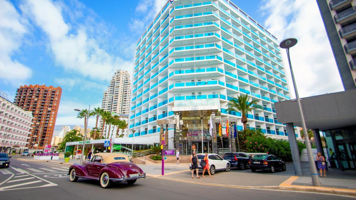 El hotel Calypso, en Benidorm, con la fachada renovada.