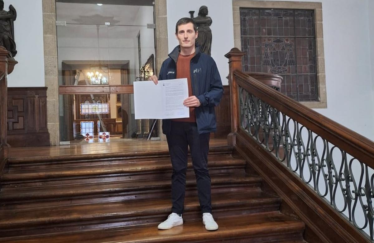 Luis Insua amosando a invitación presentada no Arzobispado de Santiago.